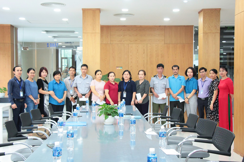 Presenting Tet Gifts to Disadvantaged Union Members in 2021