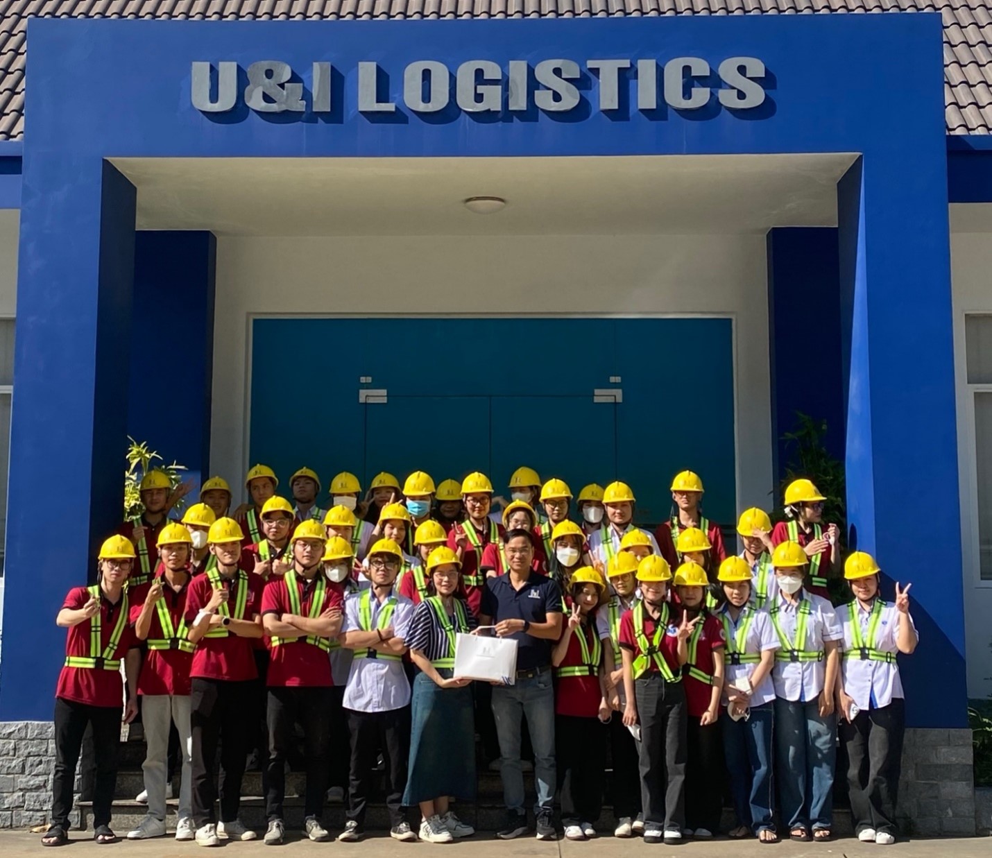 International Business Students Visit Top Logistics Companies
