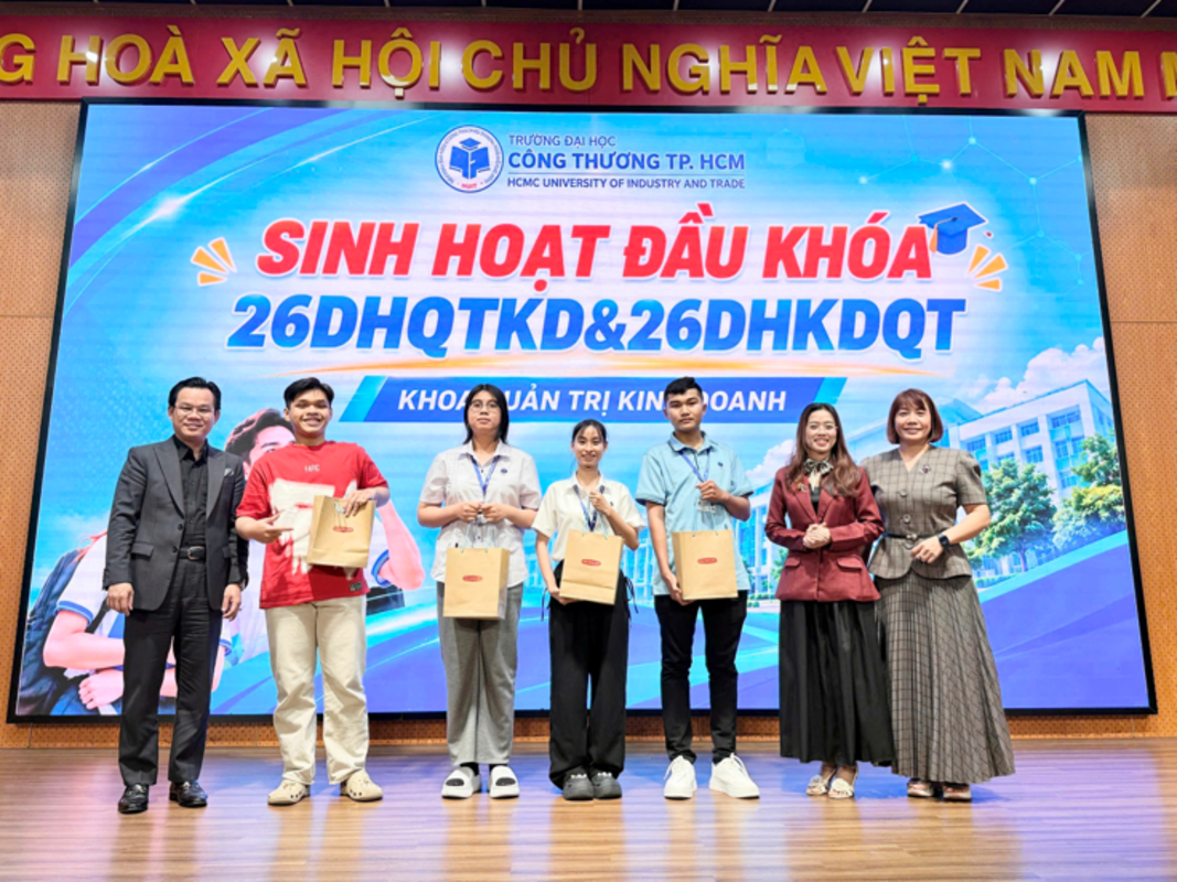 KHOA QUẢN TRỊ KINH DOANH TỔ CHỨC SINH HOẠT ĐẦU KHÓA K26 NĂM HỌC 2026-2027