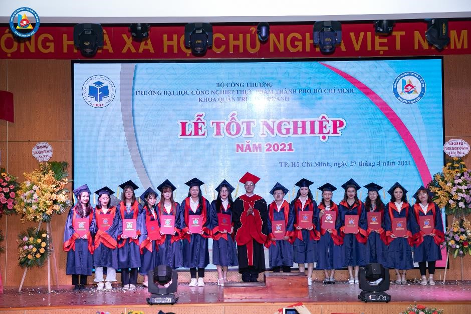 Ảnh buổi lễ tốt nghiệp năm 2021 của Khoa Quản trị kinh doanh