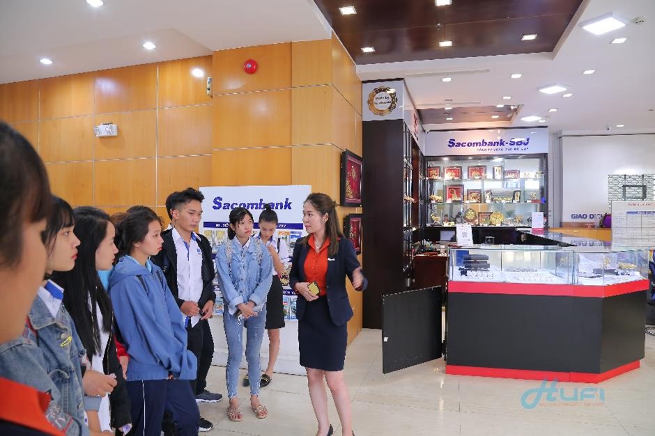 Sinh viên Khoa Quản trị kinh doanh tham quan học tập tại Ngân hàng Sacombank