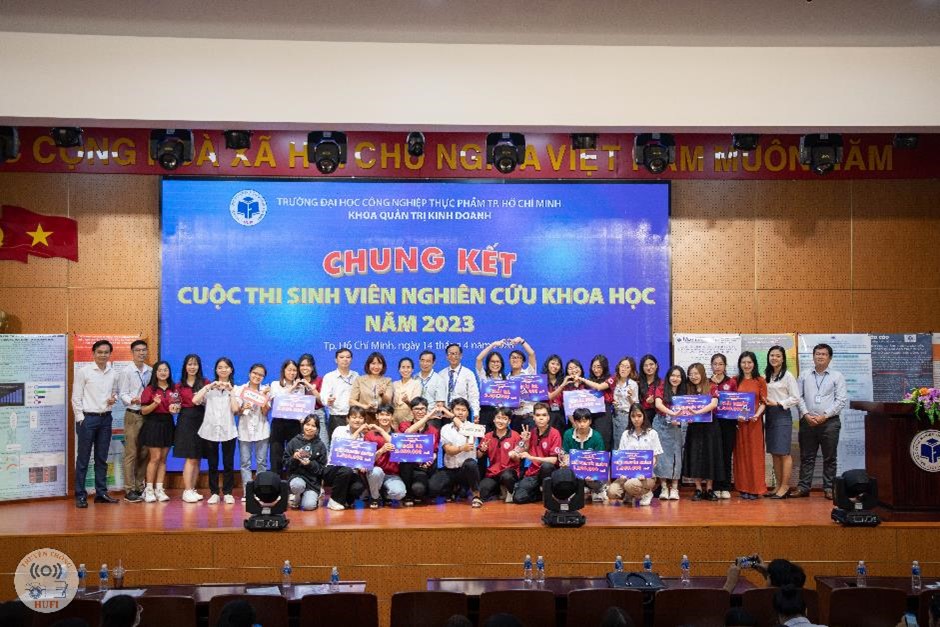 Khoa Quản trị kinh doanh tổ chức Vòng chung kết cuộc thi sinh viên nghiên cứu khoa học cấp khoa năm học 2022 - 2023